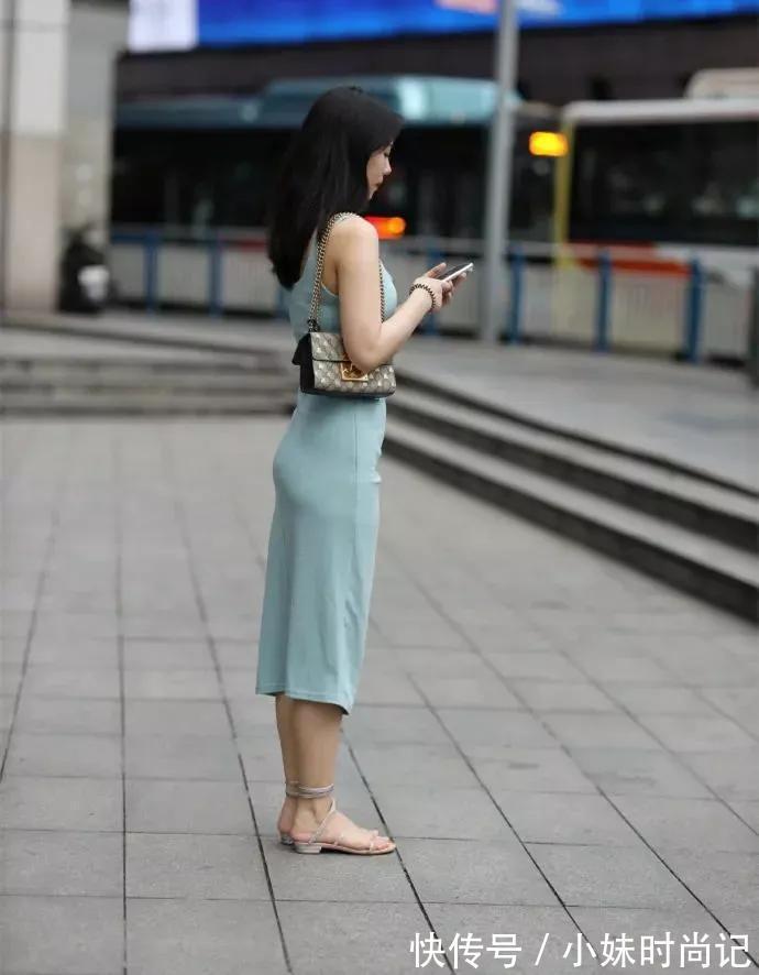 包臀 成熟有韵味的美女,包臀连衣裙搭绑带凉鞋时髦洋气显高级又甜又欲