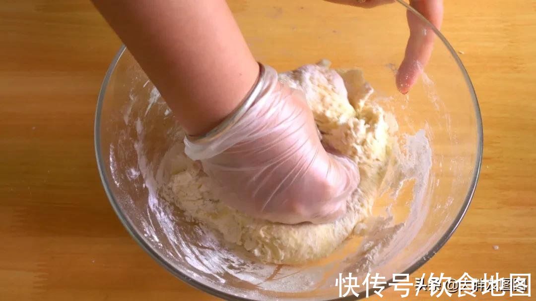 如棉花般柔软，软到让人不知所措的糖心小面包，撕开之后馋哭