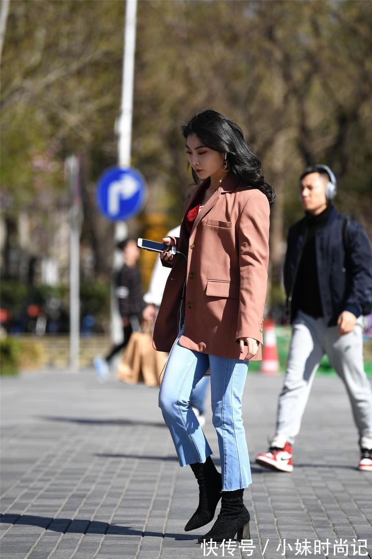小姐姐|街拍:美女一件藕荷色的西装,有一点风衣的味道,混搭风的感觉!