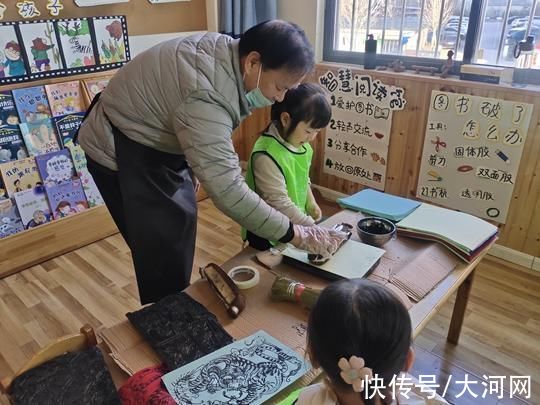 木版年画&中牟县非遗传承教学走进幼儿园 糖画制作最受热捧