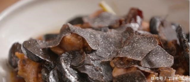 蒸鸡的方法很多,而有了黑松露加入,你将品尝到不一样的味道口感