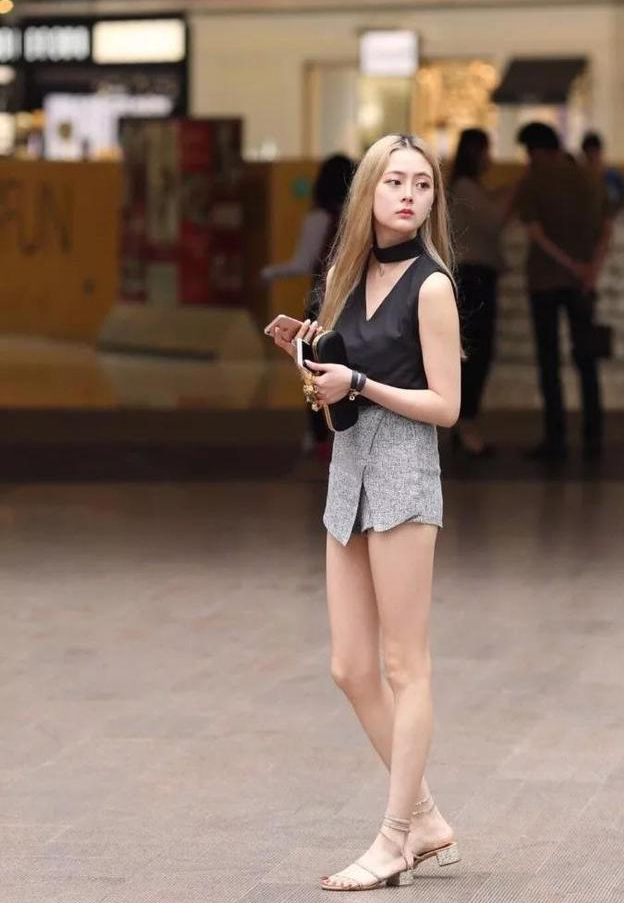 街拍:穿黄色短裤的小姐姐,身材曲线真完美,笑容也很甜