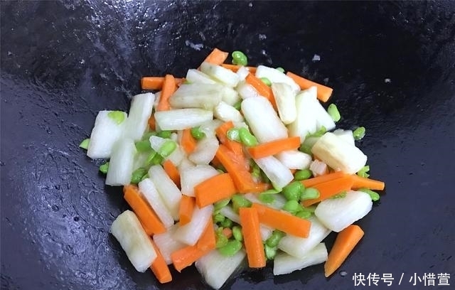 山药去皮后|清炒山药怎样做才清脆不发黑?教你一个小妙招,做出来爽口不变色