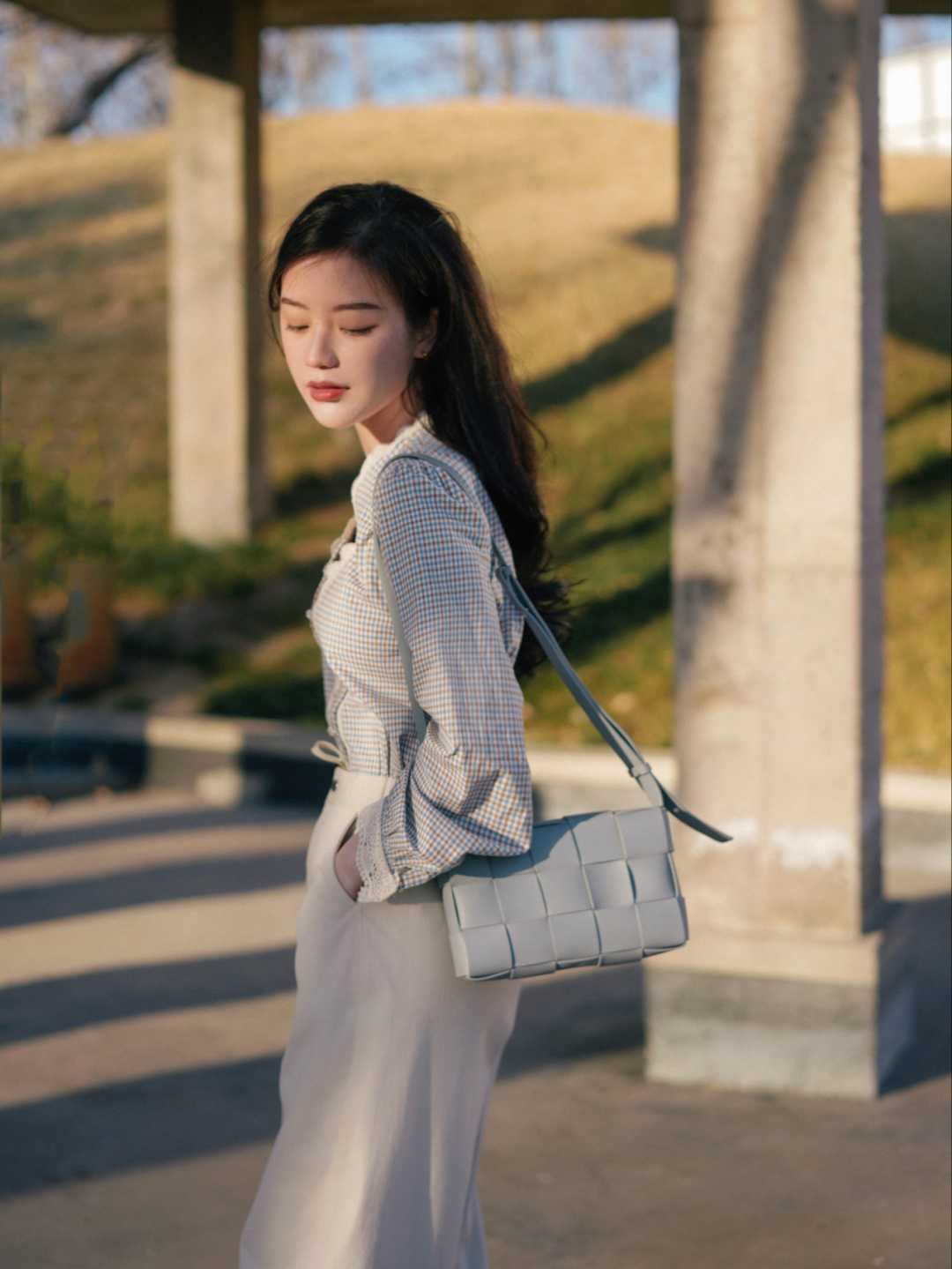 牛仔衬衫|别老穿烂大街的牛仔衬衫了,早春选择这“三款”,精致又洋气