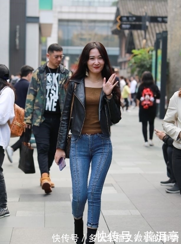 气质|街拍:气质风韵紧身牛仔裤,漂亮长发美眉!