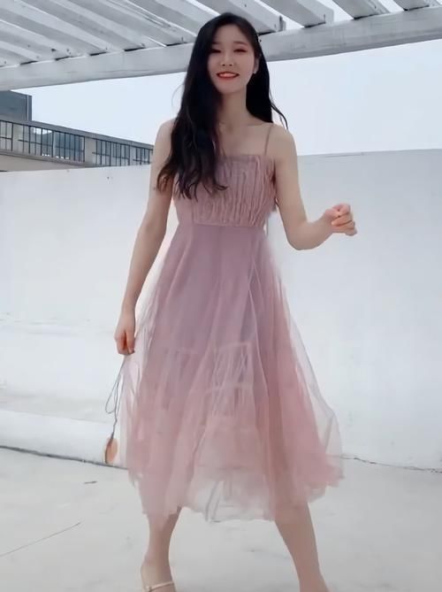 近来火了一款裙子叫“皱皱裙”,比仙女裙还仙,穿上时髦显高