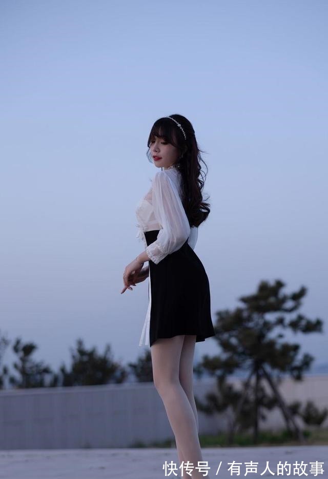短裙 白色雪纺衫搭配黑色高腰短裙,简约的款式舒适耐看,气质怡人!