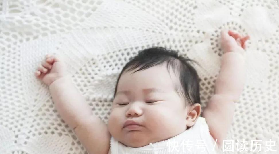 孩子|新生儿为什么偏爱投降式睡姿,需要纠正吗,很多家长做错了