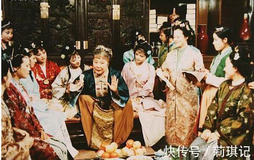 薛宝钗&贾母为何要当众责骂袭人,王夫人说情也没用,答案藏在这出戏文中
