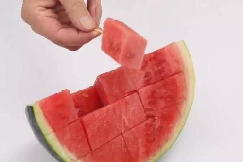 聪明|家里来客人了,西瓜学会这样切,吃完不脏手不流汁,人人都夸聪明