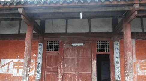  身边|我佛一直就在身边! 一寺庙排水沟中, “钢盔”护着200多颗舍利子！