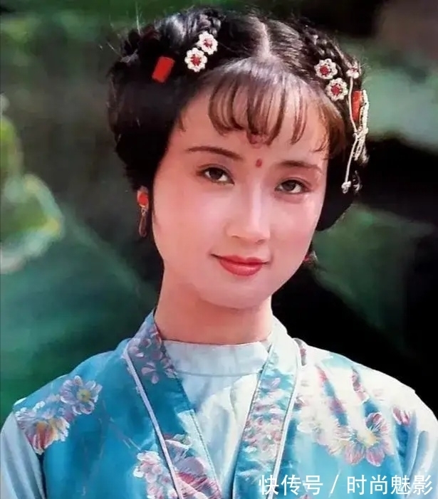 年纪&细抠薛宝钗的年纪,她不可能年方二八,更不可能和袭人、晴雯同庚