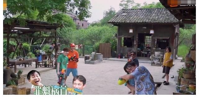 张子枫|张子枫被惩罚用水枪喷黄磊，却害怕不敢动手，黄爸爸的做法太宠了
