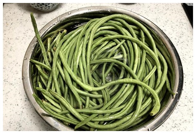 秋天这种蔬菜多买点,价格亲民,晒干留着冬天吃,比新鲜的还好吃