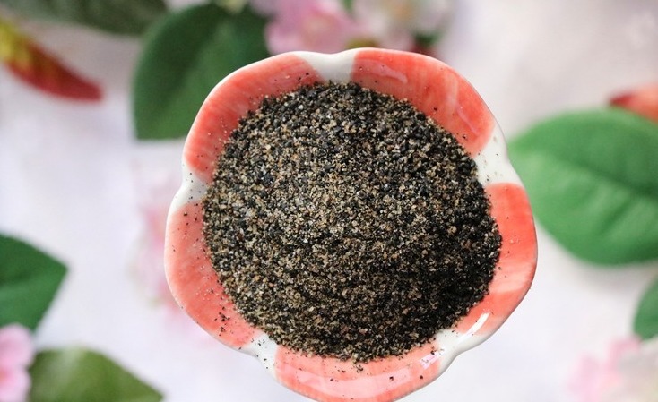 奶奶常吃黑芝麻,教你1个家常做法,比芝麻丸简单,头发黑精神好