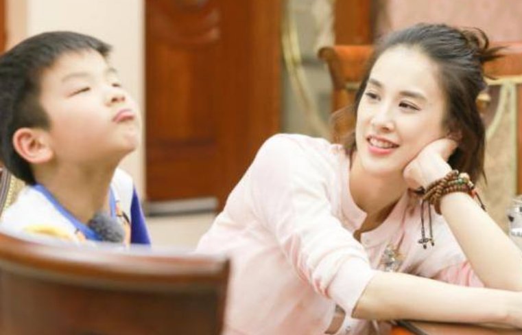 婆婆和妈妈|黄圣依婆婆上综艺带百人后援团,不愧是为安迪建滑雪场的豪横奶奶