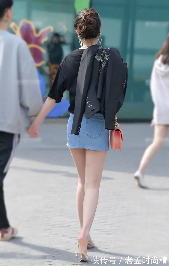 牛仔裤 街拍美女:追求优雅干练的美,选择牛仔短裙就能帮你轻松实现