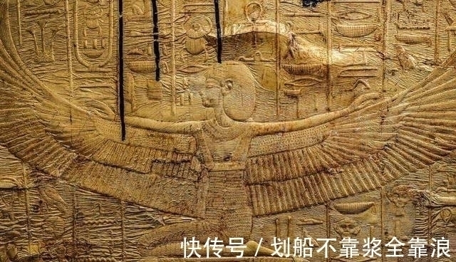 修复!埃及法老金棺材从墓中移出,进行修复工程,棺上浮雕图案错综复杂