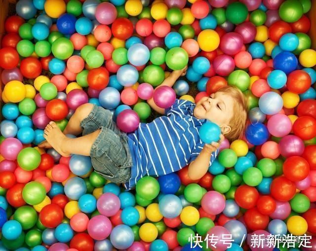 危险|玩蹦床的孩子突然哭喊着脚好痛细数儿童游乐场里隐藏的那些危险