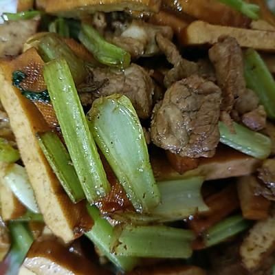 这道香干炒肉丝真的是不讲究,有啥放啥都好吃