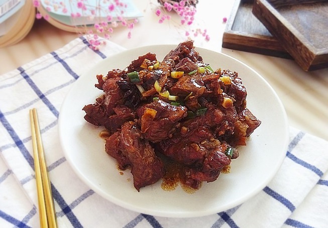 这个方法焖排骨，百吃不厌，不加一滴水，鲜香软烂又入味，特香