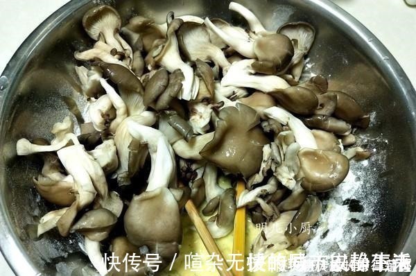 炸蘑菇,不要挂糊直接下锅,多加这一步,色泽金黄,口感香酥脆