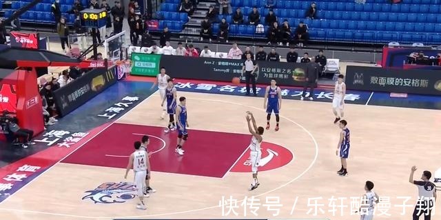 李春江|难堪!郭昊文无人防守秀扣篮,李春江国骂问候马布里