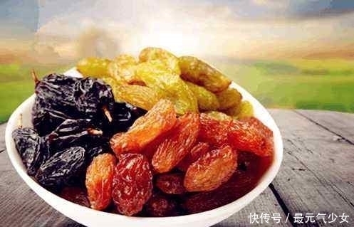 葡萄干和它泡在一起,每天喝一杯,睡得好,气血足了,皮肤更红润