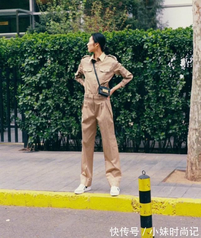 刘雯 刘雯衣品太高级,浅色牛仔夹克搭牛仔阔腿裤魅力四射,不愧是超模