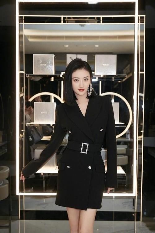 西装裤已经失宠了，今年流行的是“西装裙”，不少明星都在穿