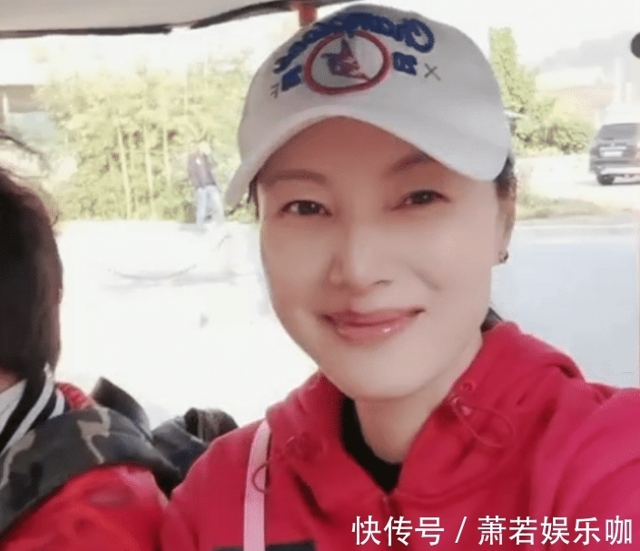 羽毛球|林丹戴墨镜+帽子,一家四口出游!5岁儿子开心,谢杏芳与母亲微笑