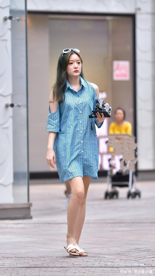 时尚穿搭条纹衬衫裙,搭配拖鞋,简约又时髦