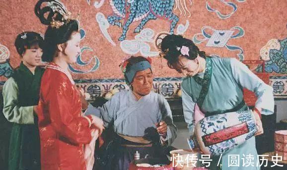 荣国府|《红楼梦》里刘姥姥进荣国府时引发的“三笑”,到底暗示了什么