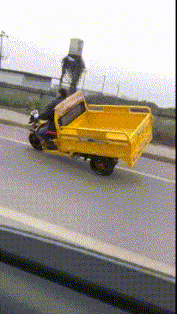 |搞笑GIF:后面的妹子,你怎么不用手推门,看着为你心疼!