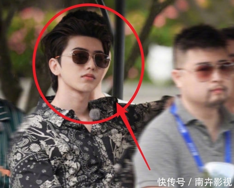 三亚|跑男9去三亚录制,baby美回八年前,蔡徐坤夏天穿棉袄引热议