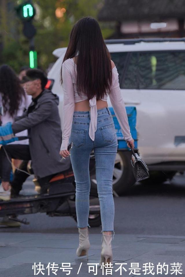 裤型 牛仔裤款式多样,只有选择有设计感的裤型,才能美出新感觉