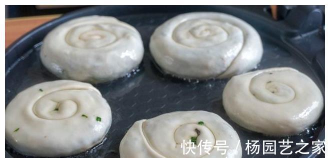 锅盔|韭菜木耳新吃法,做法比锅盔简单,比煎饼好吃,早餐连吃3天不腻