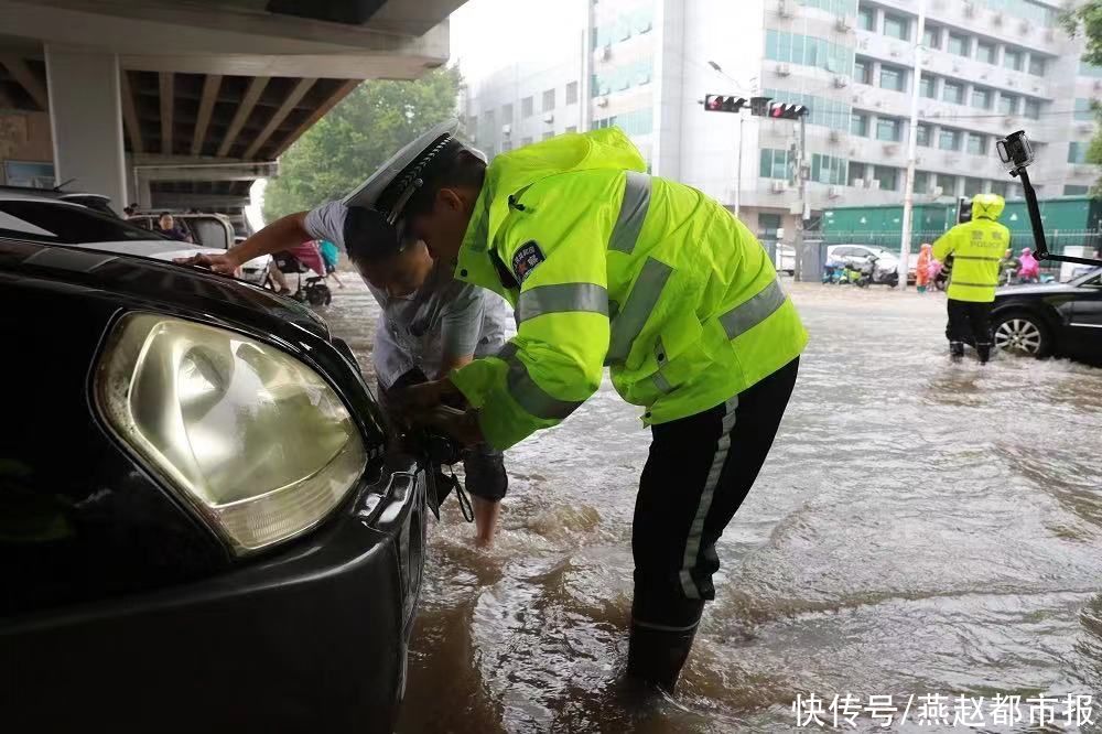 公安机关|铸忠诚 战汛情 保民安 石家庄公安全力投入防汛抢险工作