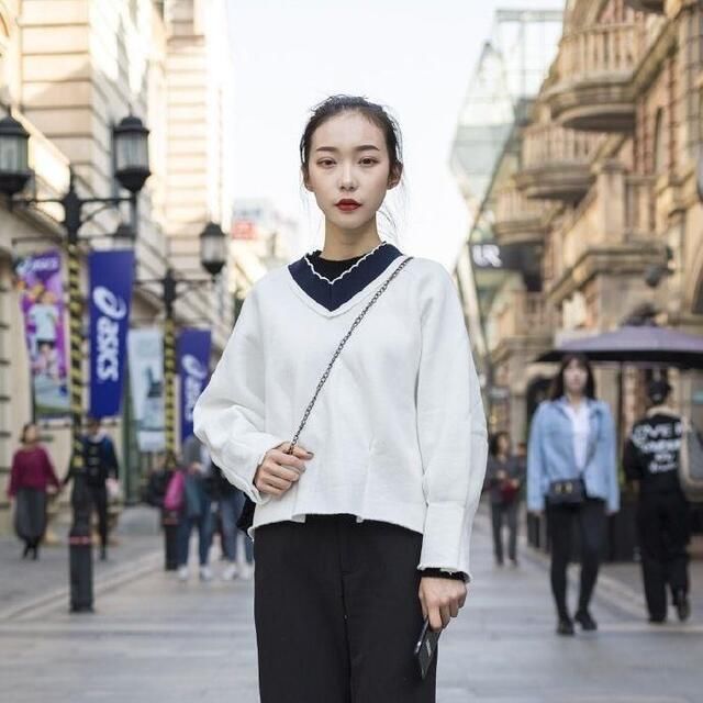 蕾丝|街拍美女：抹胸衫这种显高气质迷人穿搭，不穿一次，这辈子白活了