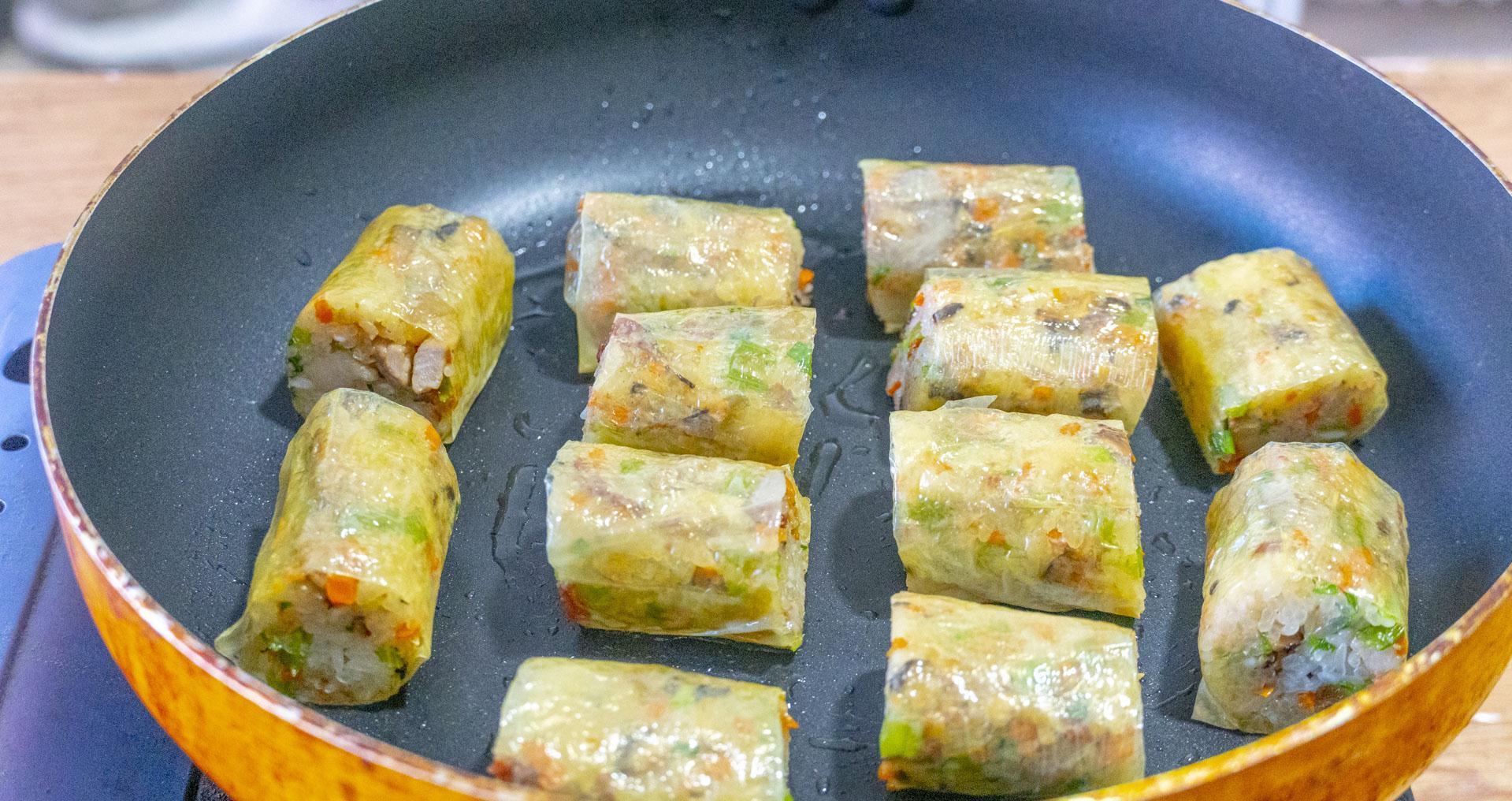 冬天早餐如此做,蒸一蒸卷一卷,软糯又咸香,大雪过后孩子抢着吃