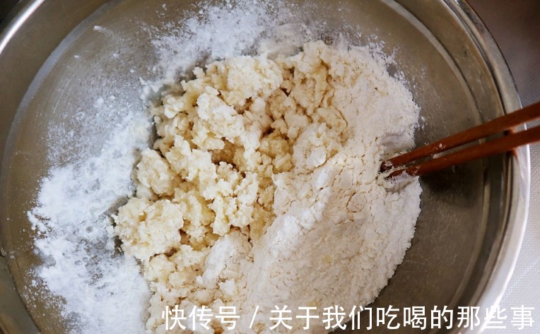 面粉|烙饼时，别只会冷水和面，大厨教你3个技巧，外酥里软层次多，香