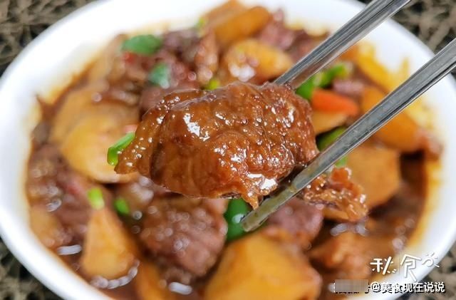 红烧牛肉怎么做，才能肉嫩、汤鲜？这2种料记得加，牛肉又嫩又香