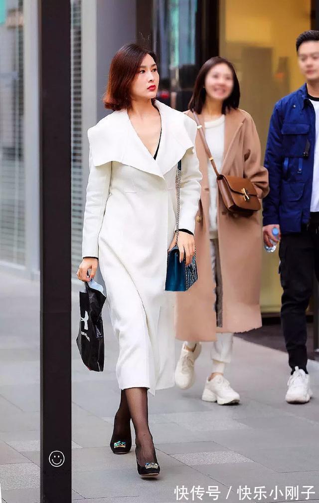 蕾丝袜 米白色外套,内搭黑色的连衣裙,穿搭上一双半透明的蕾丝袜