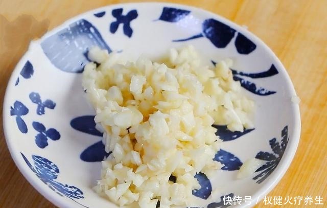 金针菇里加1个番茄，我家一周吃6次，做法简单，比吃肉还过瘾