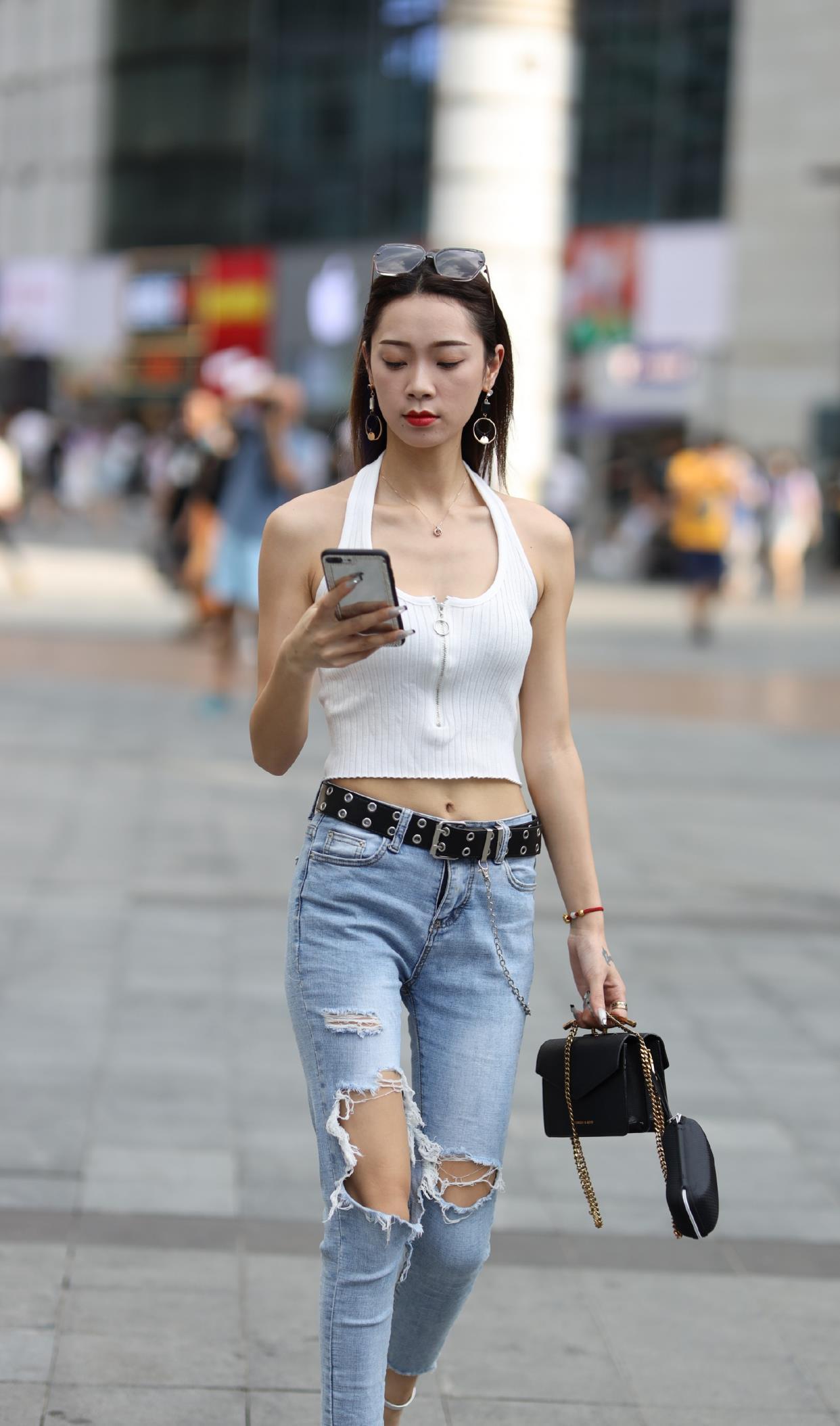 挂脖针织紧身衣加破洞紧身牛仔裤,搭配银色细跟凉鞋,显身材曲线