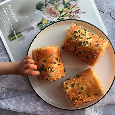 香葱肉松面包卷 粉紫色