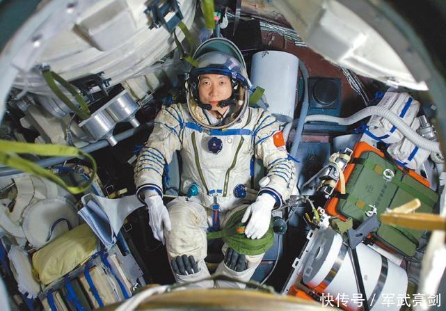 宇航员为何要配手枪，外太空真有“外星人”？主要是为了对付它们