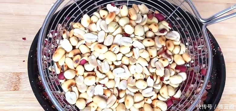 把火龙果倒入滚烫的开水中,瞬间变美食,孩子们就爱这样吃,真香