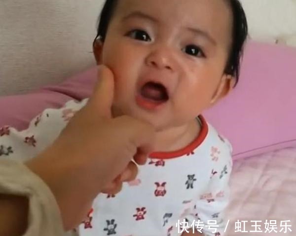 小情绪|宝宝被妈妈抱着打完针,回家就发脾气不理人,宝宝的举动萌翻妈妈