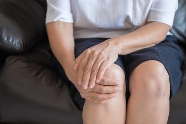 风湿性关节炎|膝盖痛的人都会收藏这个秘方，不用花一分钱，一招化解疼痛！